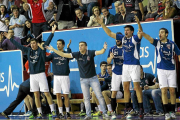 Ávila protesta desde el banquillo junto a Nacho, Roberto y Turrado durante el duelo ante el Teucro-J.M.Lostau