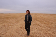 La arquitecta Izaskun Villena, ante el paisaje natural con el que mejor se identifica, la Tierra de Campos palentina.-ARGI