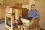 Javier Revilla, apoyado en una mezcladora de harina, y junto a una máquina de limpia, en el patio del Museo de la Industria Harinera de Castilla y León, en la localidad leonesa de Gordoncillo.-ARGICOMUNICACIÓN