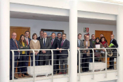 El presidente de la Diputación, Jesús Julio Carnero (6º dcha) con representantes de 15 asociaciones empresariales de la provincia, Iberaval (José Rolando, 3º) y ATA (Soraya Mayo, 2ª), entre otras-Ical