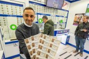 Alfonso Cermeño, titular de la administración Las Francesas en la calle Santiago, con algunos décimos de lotería. -PHOTOGENIC