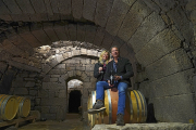 José María y Estrella, en la sala de barricas de su bodega de Fermoselle. / E.M.