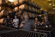 Felipe Nalda, en primer plano, junto a Marta Rodríguez, Jesús López y su hijo Jesús, Rubén de Córdoba, Luis Redondo, Iván Pérez y David Fernández en la nave de crianza de Torreduero.  /