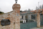 Entrada a la perrera provincial de Valladolid, en el término municipal de Simancas.-L. D. F.