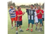 El alcalde de San Luis de Loyola y el de Medina de Rioseco se intercambian las camisetas en el partido.-EL MUNDO