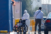 Personal sanitario lleva a una paciente en el Hospital Río Hortega de Valladolid.- J. M. LOSTAU