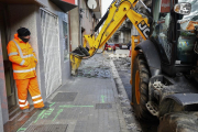 El concejal de Movilidad y Espacio Urbano, Luis Vélez, durante su visita a las obras de mejora del Arco Ladrillo.-J. M. LOSTAU