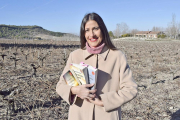 Mayra, con los tres libros que componen su trilogía La vida de Carla en un viñedo de Tudela de Duero, la localidad en la que reside.-