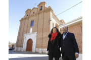 Javier Sanz y su hija Leticia, en la fachada de la iglesia.-J.M. LOSTAU