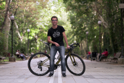 Abraham del Caño, en el Campo Grande de Valladolid junto a su bicicleta. ArgiComunicación