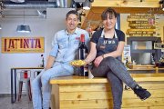Dino Jorge y Verónica del Palacio , con un plato de champiñones en Latinta.-