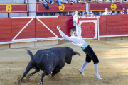 El joven cortador Alejando Mititi se alzó ayer como ganador del concurso de cortes de Laguna de Duero.-Miguel Ángel Santos