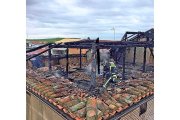 Intervención de los bomberos ayer, en el tejado siniestrado.-BOMBEROS DIPUTACIÓN