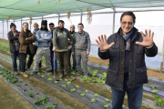 Emiliano de Tapia, en las huertas de Carrascal de Pericalvo, con personal voluntario y miembros del proyecto social Manos Verdes.-ARGICOMUNICACIÓN