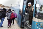 Celedonio Hernández, vecino Urueña, utiliza el bus escolar para llegar a Medina de Rioseco y, desde allí, coger otro con destino a la capital.-J.M. LOSTAU