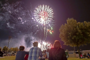 El público disfruta de los fuegos artificiales desde el paraje del Caño Hondo | PHOTOGENIC