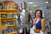 María Ángeles Luengo, en el Museo de la Pesca, integrado en su complejo hostelero, con una sopa de trucha y junto a una armadura, que recuerda a don Suero de Quiñones.-ARGICOMUNICACIÓN