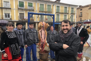 Armando García González, en primer plano con los brazos cruzados, ante el rito de la matanza representado en la Plaza Mayor de El Burgo de Osma.-E.M.
