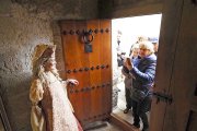 Una dama ataviada con los ropajes de la época recibe a los visitantes ayer, en la primera jornada de puertas abiertas. - REP. GRÁFICO: R. VALTERO / ICAL
ICAL/ R. Valtero
ICAL/ R. Valtero