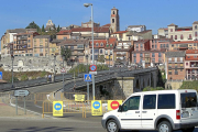 Puente medieval de Tordesillas ayer, recién cortado al tráfico por las obras de reparación y mejora de canalizaciones.-J.M.LOSTAU