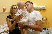 Carlota y Adrián sostienen a su pequeña Cataleya ayer, en la habitación donde lleva cinco meses hospitalizada.-J.M. LOSTAU