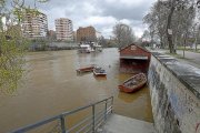 Nivel del agua del Pisuerga ayer, que sumergió los paseos peatonales de ribera y alcanzó las casetas de los barqueros.-J.M. LOSTAU