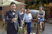El sumiller Bruno, en primer término, con sus hermanos Federico y Patricia, y su madre Lola (centro), en el patio del establecimiento.-ARGICOMUNICACIÓN