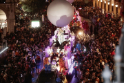 Multitud de niños arroparon el año pasado la llegada de la carroza de Melchor a la Plaza Mayor. PHOTOGENIC