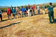 Grupo de temporeros víctimas de trata en el momento en que la Guardia Civil desarticuló la banda.-GUARDIA CIVIL