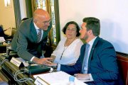 Carnero dialoga ayer con el diputado Alberto Magdaleno durante el Pleno de la Diputación Provincial.-EL MUNDO