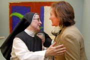 Una de las hermanas del Museo de San Joaquín y Santa Ana saluda ayer a Josefa García Cirac.-J. M. Lostau