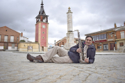José Luis Gutiérrez, con su saxofón en la plaza de la localidad vallisoletana de Villalar de los Comuneros. / ARGICOMUNICACIÓN