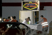 Agentes de la Policía Científica cubren el cadáver del hostelero MarianoEsteban, asesinado en el Club LasVegas el 5 de octubre de 2014.-J. M. LOSTAU