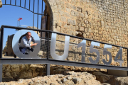 Jesús de la Iglesia, a la entrada del castillo de Villagarcía de Campos, junto al logotipo del proyecto QU1554, que ha logrado consolidar los restos de la fortaleza, hoy visitable.-ARGICOMUNICACIÓN