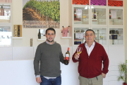 Anibal Asensio y su hijo Rubén en la fachada de la bodega en Olmedos.-ARGICOMUNICACIÓN