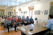 Padres de alumnos de la guardería municipal ayer, ante el alcalde, en el centro social ‘El Mirador’.-EL MUNDO