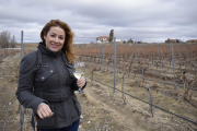 La enóloga Almudena Alberca, en el viñedo de la Finca Caserío de Dueñas, el proyecto de Bodegas Palacio 1894 en Villaverde de Medina (Valladolid), dentro de la DO Rueda.-ARGICOMUNICACIÓN