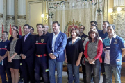 Miembros del Cuerpo de Bomberos junto al Equipo de Gobierno en el anuncio de la concesión de la Medalla de Oro de la Ciudad.-El Mundo