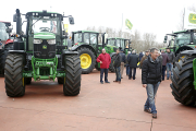 Agricultores visitan la exposición de maquinaria agrícola en una anterior edición de la feria. C. S. Campillo / ICAL