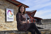 Milagrosa Bello, en la puerta del Consejo Regulador.-ARGICOMUNICACIÓN