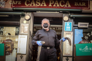 Germán Hernández, a la puerta del restaurante Casa Paca, con dos ejemplares de lamprea. | E.M.