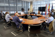 Los integrantes del Consejo del Diálogo Social de Castilla y León, durante la reunión de ayer. ICAL