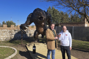 Enrique Concejo y Juan Villa, brindan con uno de los rosados de Concejo, frente a la figura del Rancor que se encuentra en la exposición Puerto Espacial.- LA POSADA