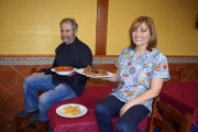 Tomás Miguélez y Sindy Chamorro en el comedor del restaurante Chamu, en Bercianos del Páramo.-