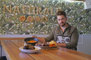 Gabriel Díez, con tres de sus propuestas en el interior de su restaurante Naturale. / E.M.