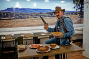 Pelayo Barbero, en su restaurante, con su revolver en la mano y atuendo de cowboy.-