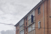 Imagen del hombre que intentó entrar por la ventana a su casa tras perder las llaves. Twitter: Policía Local