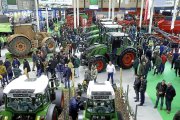 Profesionales visitan diferentes espacios de la feria ‘Agraria’, que en esta edición rebasó todos los récords. A los lados, algunos de los modelos seleccionados en el concurso de máquinas innovadoras.-J. M. LOSTAU