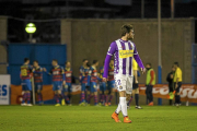 Chica observa la banda mientras los jugadores del Llagostera festejan uno de sus goles al Real Valladolid-LOF