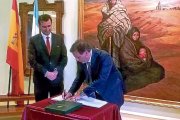 Enrique Ponce firma ayer en el libro de honor, junto a David Esteban.-EL MUNDO